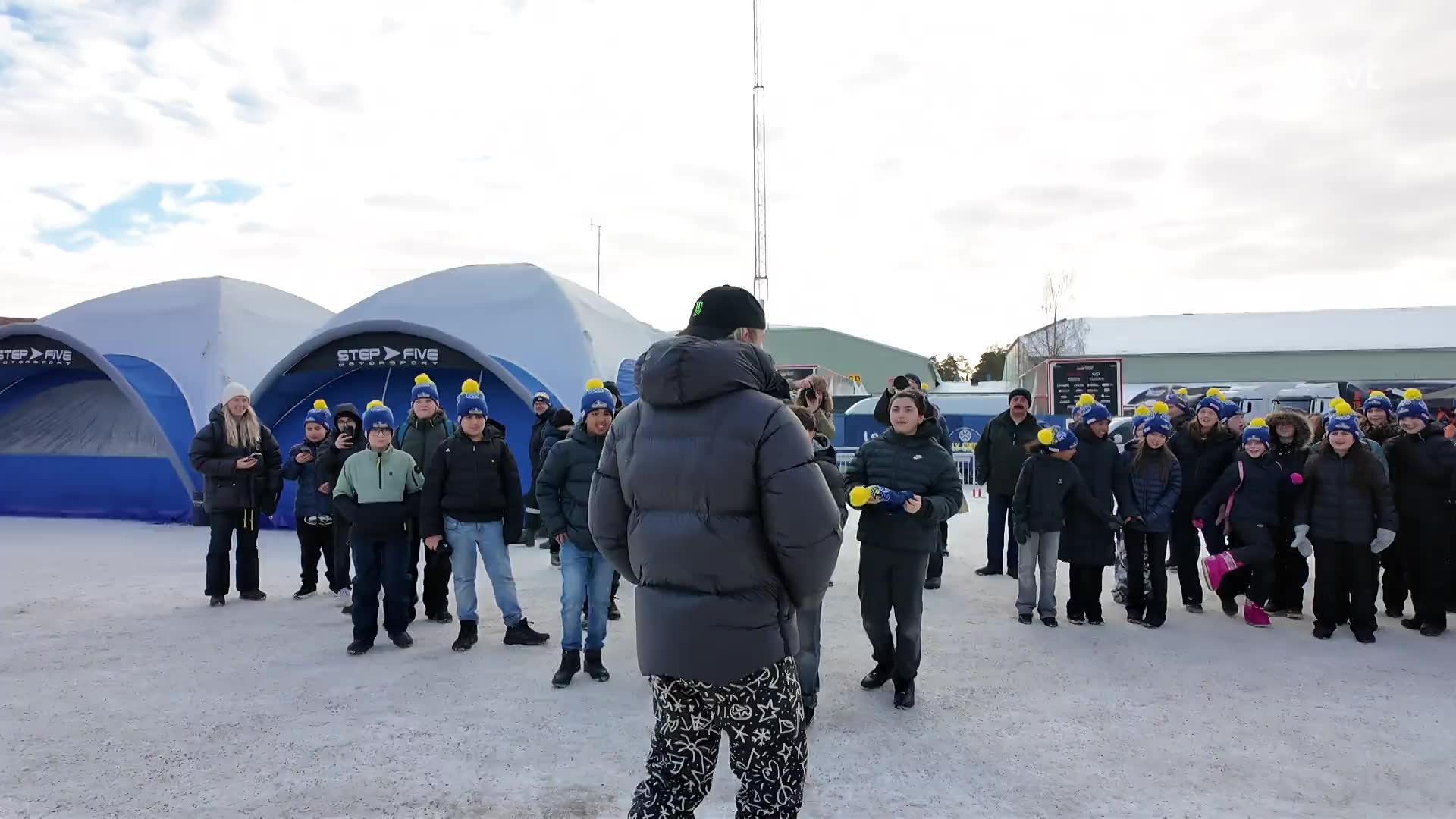 Här träffar Oliver Solberg skolelever i Umeå: ”Gör era läxor”